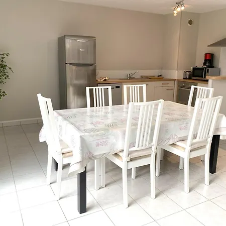 2 Avec Terrasse Au Centre De - Ref 560